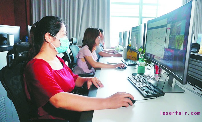 工作人員通過屏幕，實時監(jiān)測合肥的環(huán)境狀況