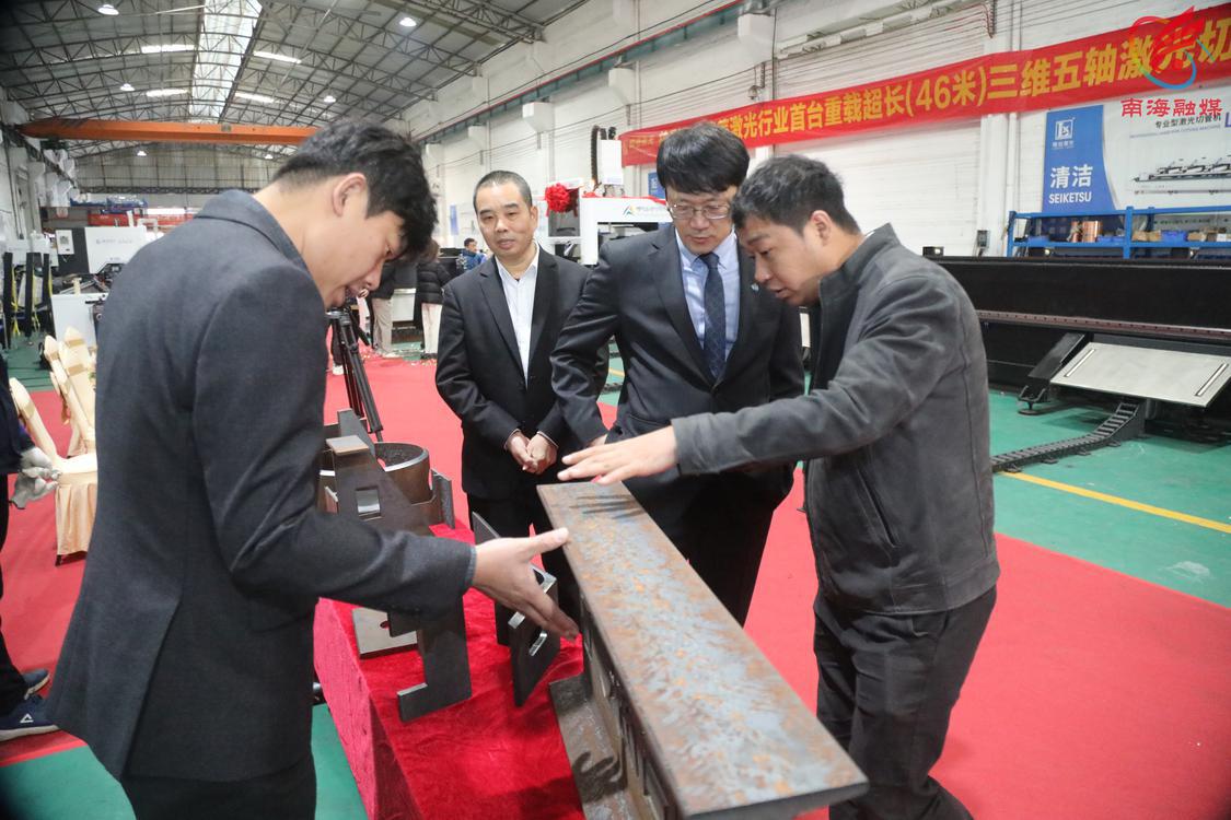 韓國企業(yè)相關(guān)負責(zé)人觀看產(chǎn)品切割效果。.JPG